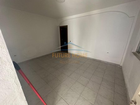 Tirane, jepet me qera ambjent biznesi Kati 0, 60 m² 650 € 
