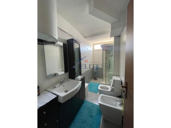 Tirane, jepet me qera apartament 1+1+Ballkon Kati 4, 65 m² 550 € 