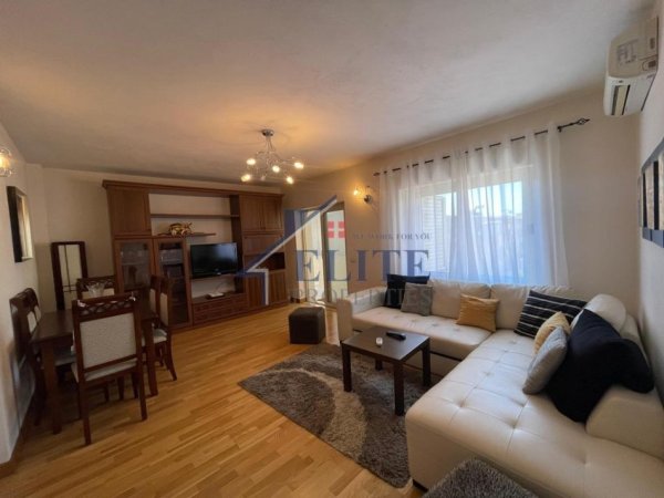 Tirane, jepet me qera apartament 1+1+Ballkon Kati 4, 65 m² 550 € 