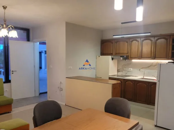 Tirane, shitet apartament 2+1+Ballkon Kati 1, 100 m² 160.000 € (TEK KOMPLEKSI MALEZJAN)