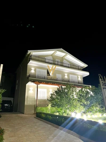 Tirane, shitet Vile 3 Katshe Kati 0, 310 m² 400.000 € (VAQARR)