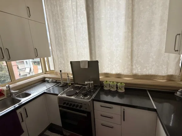 Tirane, jepet me qera apartament 2+1 Kati 3, 90 m² 600 € (Mbikalimi i Komunes se Parisit)