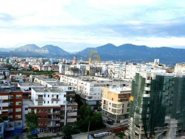 Tirane, jepet me qera dyqan Kati 1, 80 m² 600 € (Porcelan)