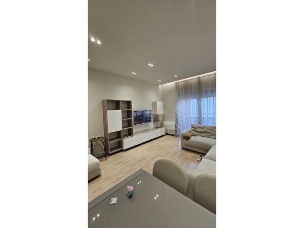 Tirane, jepet me qera apartament 3+1 Kati 2, 118 m² 1.000 € (Rruga Peti)