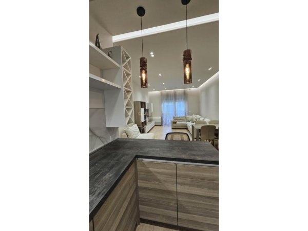 Tirane, jepet me qera apartament 3+1 Kati 2, 118 m² 1.000 € (Rruga Peti)