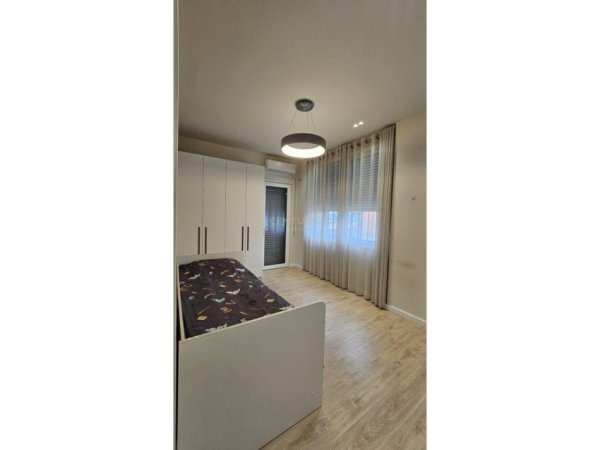 Tirane, jepet me qera apartament 3+1 Kati 2, 118 m² 1.000 € (Rruga Peti)