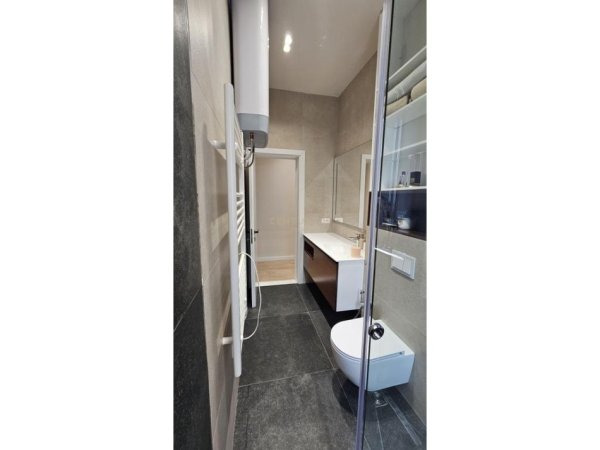 Tirane, jepet me qera apartament 3+1 Kati 2, 118 m² 1.000 € (Rruga Peti)