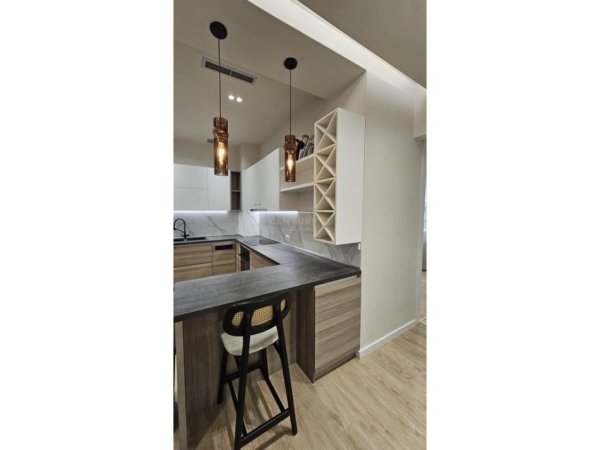 Tirane, jepet me qera apartament 3+1 Kati 2, 118 m² 1.000 € (Rruga Peti)