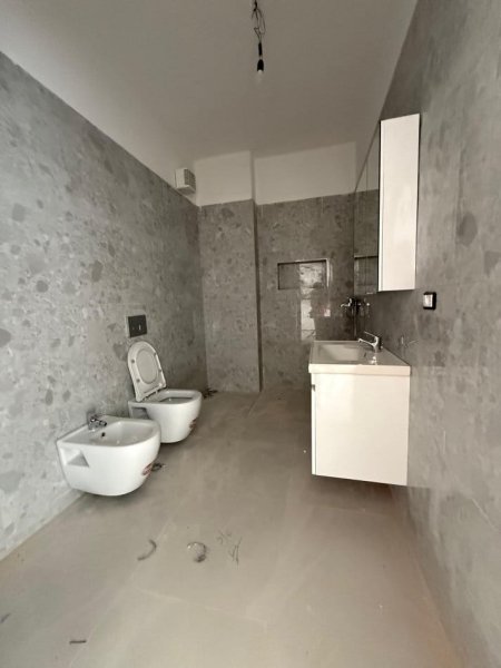 Tirane, jepet me qera zyre Kati 3, 70 m² 450 € (dritan hoxha)