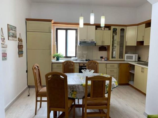 Tirane, jepet me qera apartament 3+1+BLK 126 m² 400 Euro (Zoja e Keshillit te Mire)