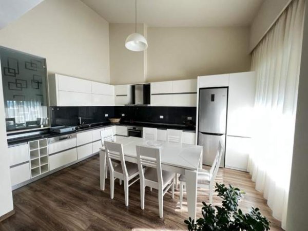 Tirane, jepet me qera apartament Kati 2, 135 m² 1.200 Euro