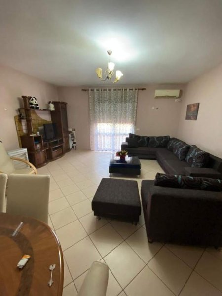 Tirane, jepet me qera apartament 1+1 Kati 3, 90 m² 350 Euro (Kavajes)