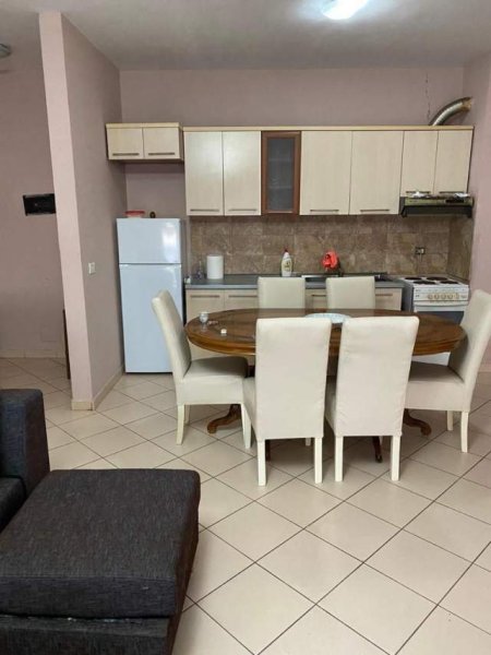 Tirane, jepet me qera apartament 1+1 Kati 3, 90 m² 350 Euro (Kavajes)