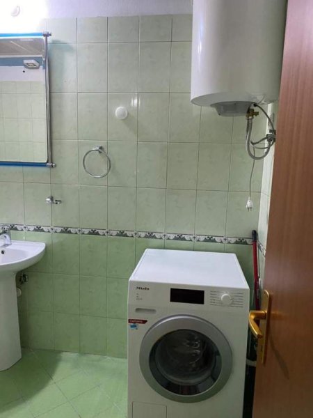 Tirane, jepet me qera apartament 1+1 Kati 3, 90 m² 350 Euro (Kavajes)