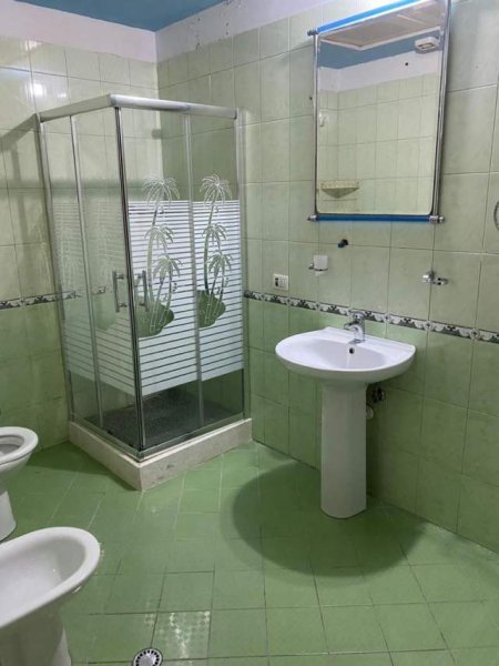 Tirane, jepet me qera apartament 1+1 Kati 3, 90 m² 350 Euro (Kavajes)