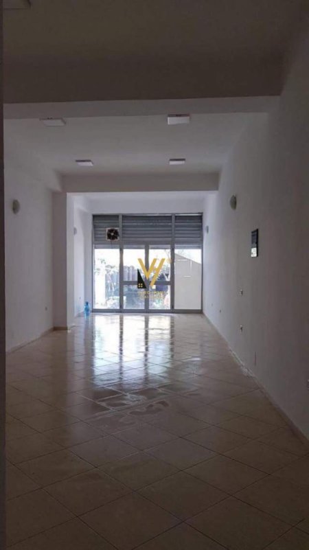 Tirane, shitet dyqan Kati 0, 45 m² 80.000 Euro (KOMUNA E PARISIT)