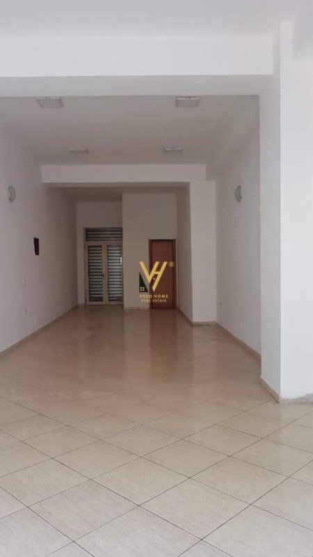 Tirane, shitet dyqan Kati 0, 45 m² 80.000 Euro (KOMUNA E PARISIT)