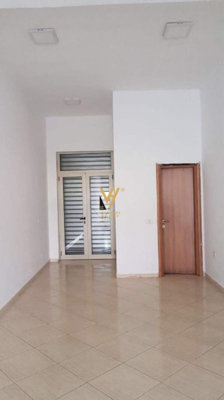 Tirane, shitet dyqan Kati 0, 45 m² 80.000 Euro (KOMUNA E PARISIT)