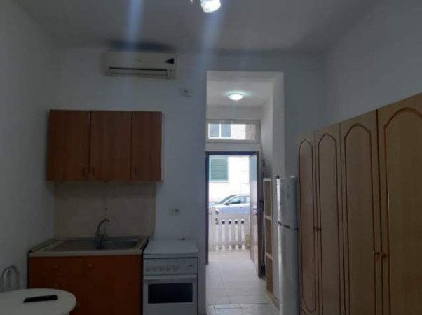 Tirane, jepet me qera apartament 1+1 Kati 1, 30 m² 25.000 Leke (Perball Gjykates, Ish Ekspozita)