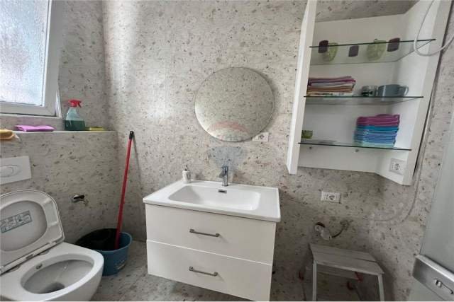 Tirane, jepet me qera ambjent biznesi Kati 1, 83 m² 550 Euro (Bulev. Bajram Curri)