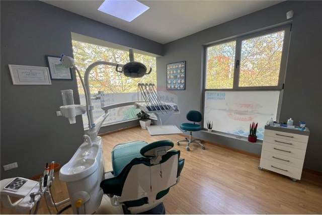 Tirane, jepet me qera ambjent biznesi Kati 1, 83 m² 550 Euro (Bulev. Bajram Curri)