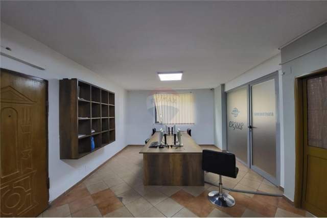 Tirane, jepet me qera ambjent biznesi Kati 1, 120 m² 600 Euro (Rr. Kavajes prane Globe)