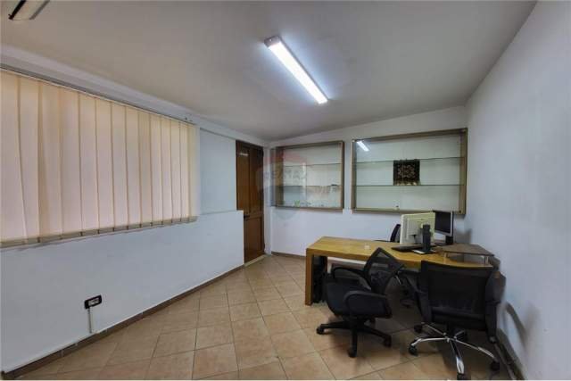 Tirane, jepet me qera ambjent biznesi Kati 1, 120 m² 600 Euro (Rr. Kavajes prane Globe)