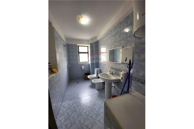Tirane, jepet me qera ambjent biznesi Kati 1, 120 m² 600 Euro (Rr. Kavajes prane Globe)