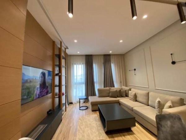 Apartamenti ndodhet në një nga komplekset më të preferuara në zonën e 21 Dhjetorit, tek Square 21.