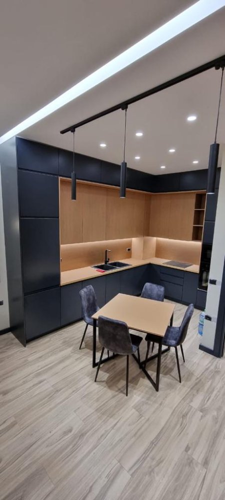 Apartamenti ndodhet në një nga komplekset më të preferuara në zonën e 21 Dhjetorit, tek Square 21.