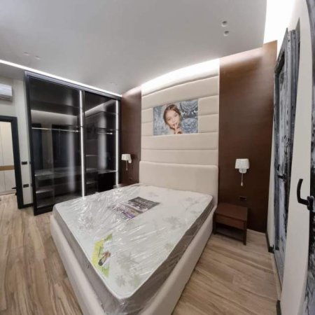 Apartamenti ndodhet në një nga komplekset më të preferuara në zonën e 21 Dhjetorit, tek Square 21.