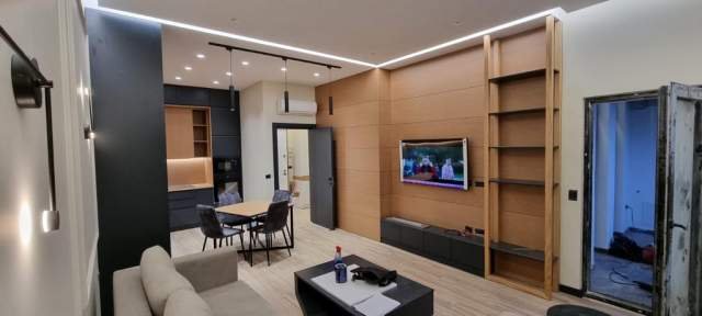 Apartamenti ndodhet në një nga komplekset më të preferuara në zonën e 21 Dhjetorit, tek Square 21.