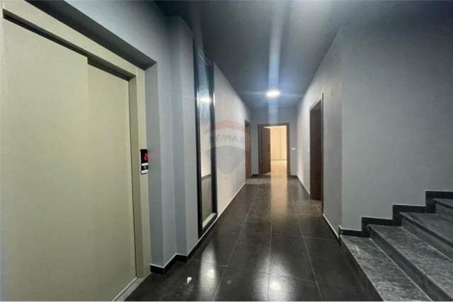 Tirane, jepet me qera zyre Kati 3, 80 m² 500 Euro (Hoxha Tahsin)