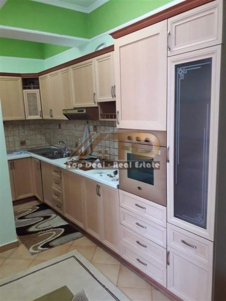 Tirane, jepet me qera apartament 2+1+BLK Kati 10, 85 m² 420 Euro (Rruga e Kavajes)