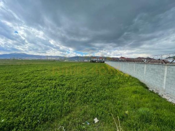 Korce, shes toke 600 m² 10.000 Euro (Mbrapa AKU, Korçë)