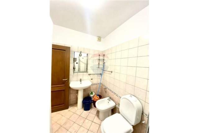 Tirane, jepet me qera apartament 1+1 56 m² 5.500 Leke (rruga e kavajes)