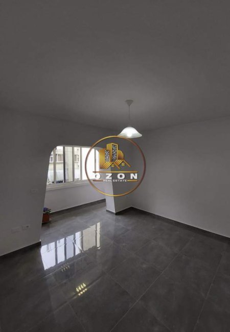 Tirane, jepet me qera ambjent biznesi Kati 2, 60 m² 400 Euro (Ish-Parku i Autobuzave)