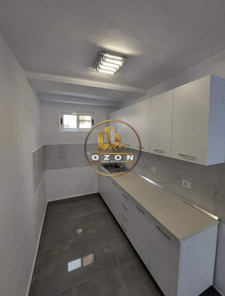 Tirane, jepet me qera ambjent biznesi Kati 2, 60 m² 400 Euro (Ish-Parku i Autobuzave)