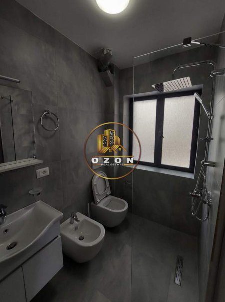 Tirane, jepet me qera ambjent biznesi Kati 2, 60 m² 400 Euro (Ish-Parku i Autobuzave)