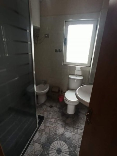 Tirane, jepet me qera apartament 2+1+A+BLK Kati 3, 110 m² 220 Euro Bulevardi Ri(gezim kaceli)