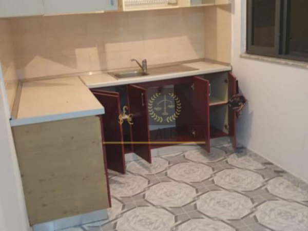 Tirane, jepet me qera apartament 2+1 Kati 1, 300 Euro