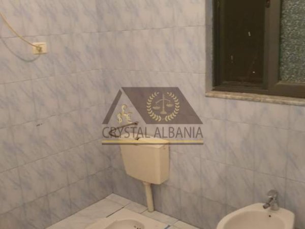 Tirane, jepet me qera apartament 2+1 Kati 1, 300 Euro