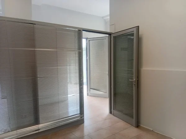 Tirane, jepet me qera ambjent biznesi , 70 m² 900 € 