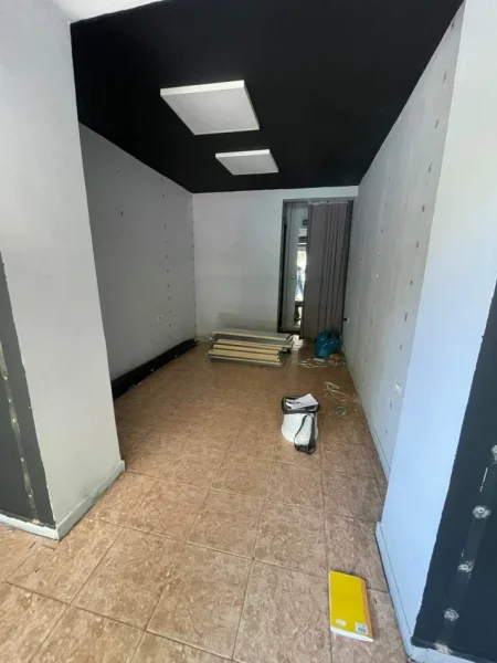 Tirane, jepet me qera ambjent biznesi Kati 0, 30 m² 700 € 