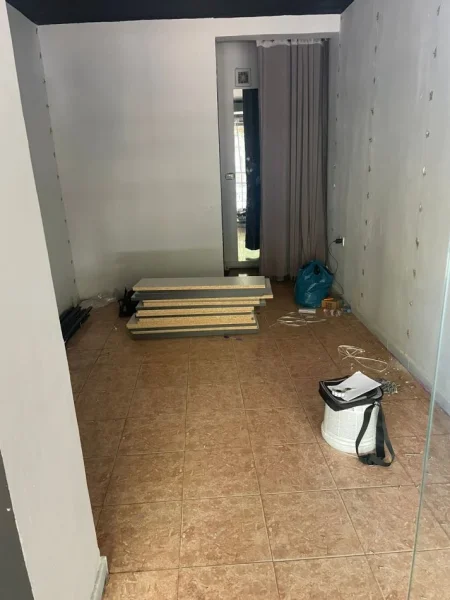 Tirane, jepet me qera ambjent biznesi Kati 0, 30 m² 700 € 
