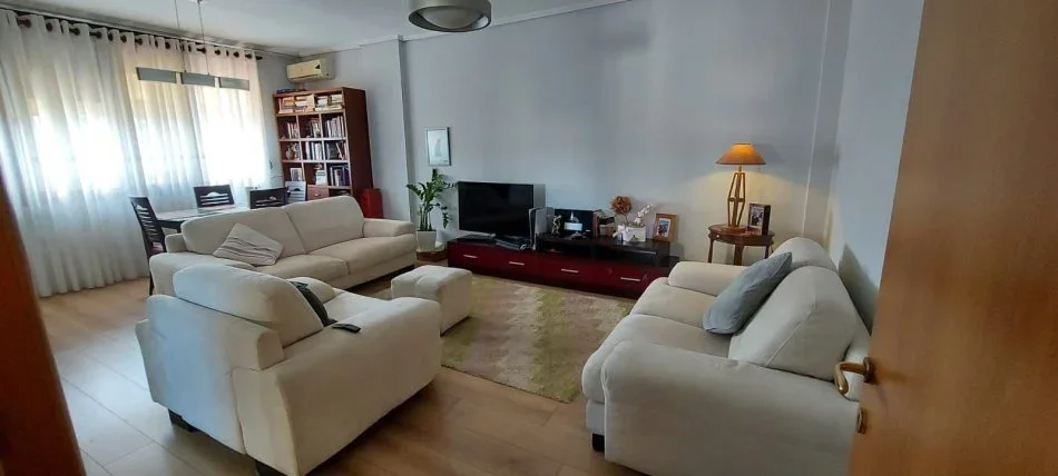 Tirane, jepet me qera apartament 2+1+Ballkon Kati 2, 90 m² 600 € (Vasil shanto , prane furres se bukes elenikon)