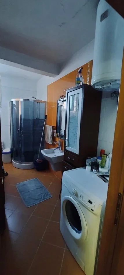 Tirane, jepet me qera apartament 2+1+Ballkon Kati 2, 90 m² 600 € (Vasil shanto , prane furres se bukes elenikon)