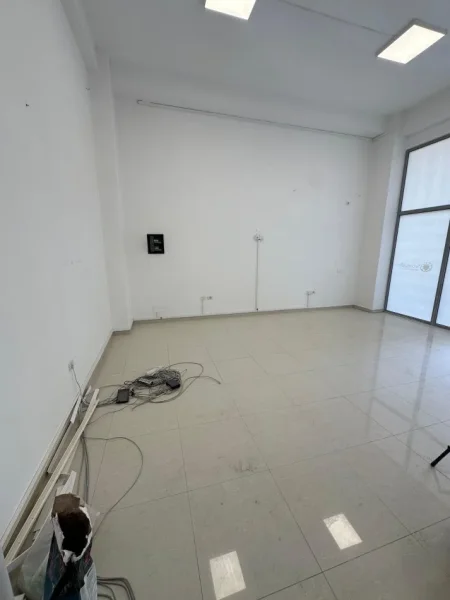 Tirane, jepet me qera ambjent biznesi , 100 m² 