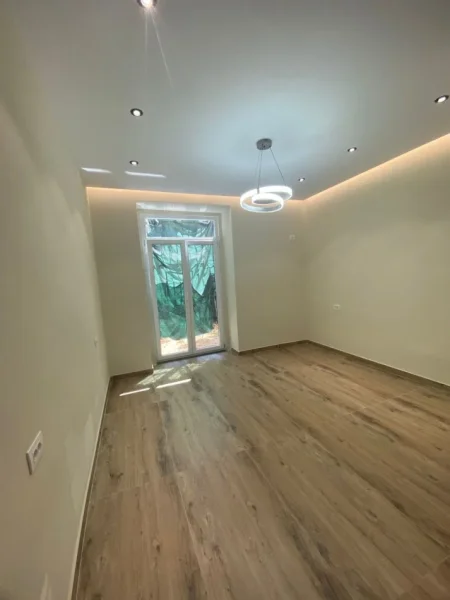 Tirane, jepet me qera ambjent biznesi Kati 0, 30 m² 500 € (myslym shyri)