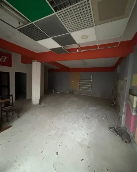 Tirane, jepet me qera magazine Kati 0, 230 m² 2.000 € (Rruga Teodor Keko)